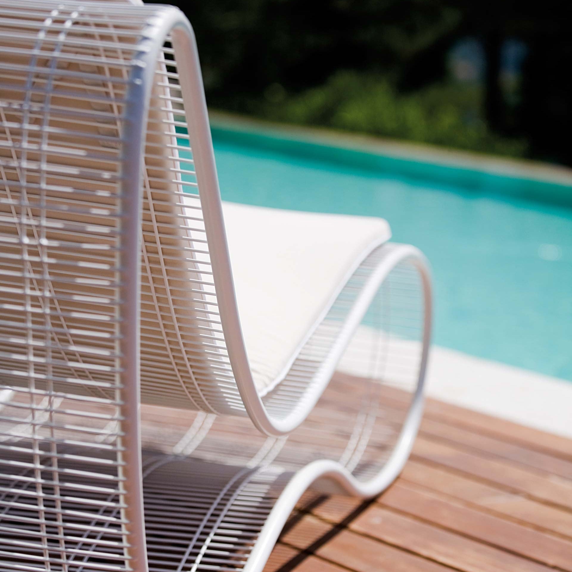 Close-Up of Luxury Metal Outdoor Sun Lounger | Contemporary Italian Garden Sunbed | Talenti Breez