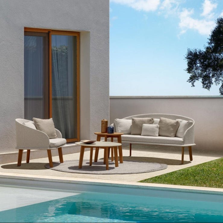 Luxury Outdoor Teak Love Seat | High-End Modern Exterior Fabric Sofa | Poolside Setting | Talenti CleoSoft